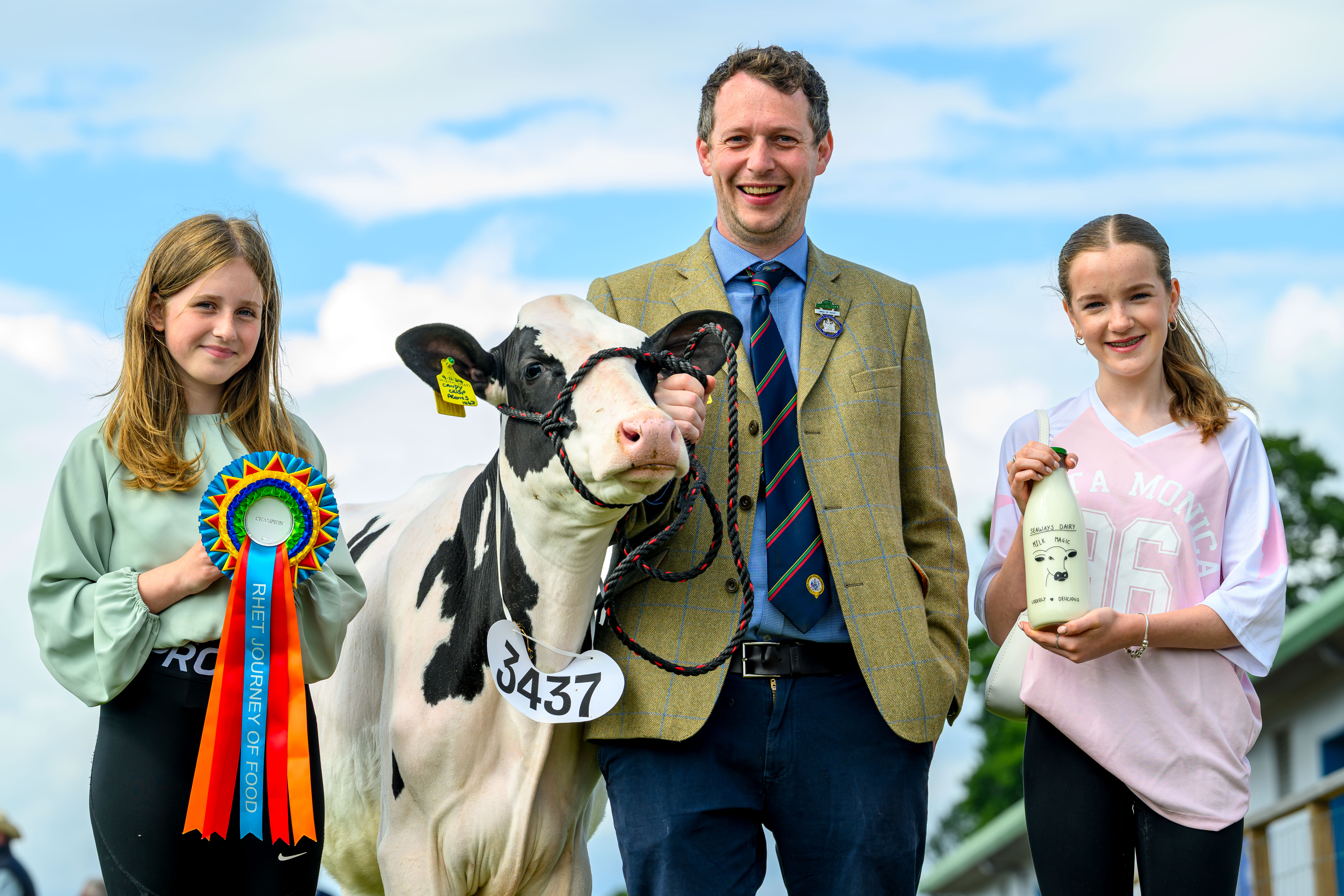 Sophie And Lucy With David Tennant With Their Designs (3)