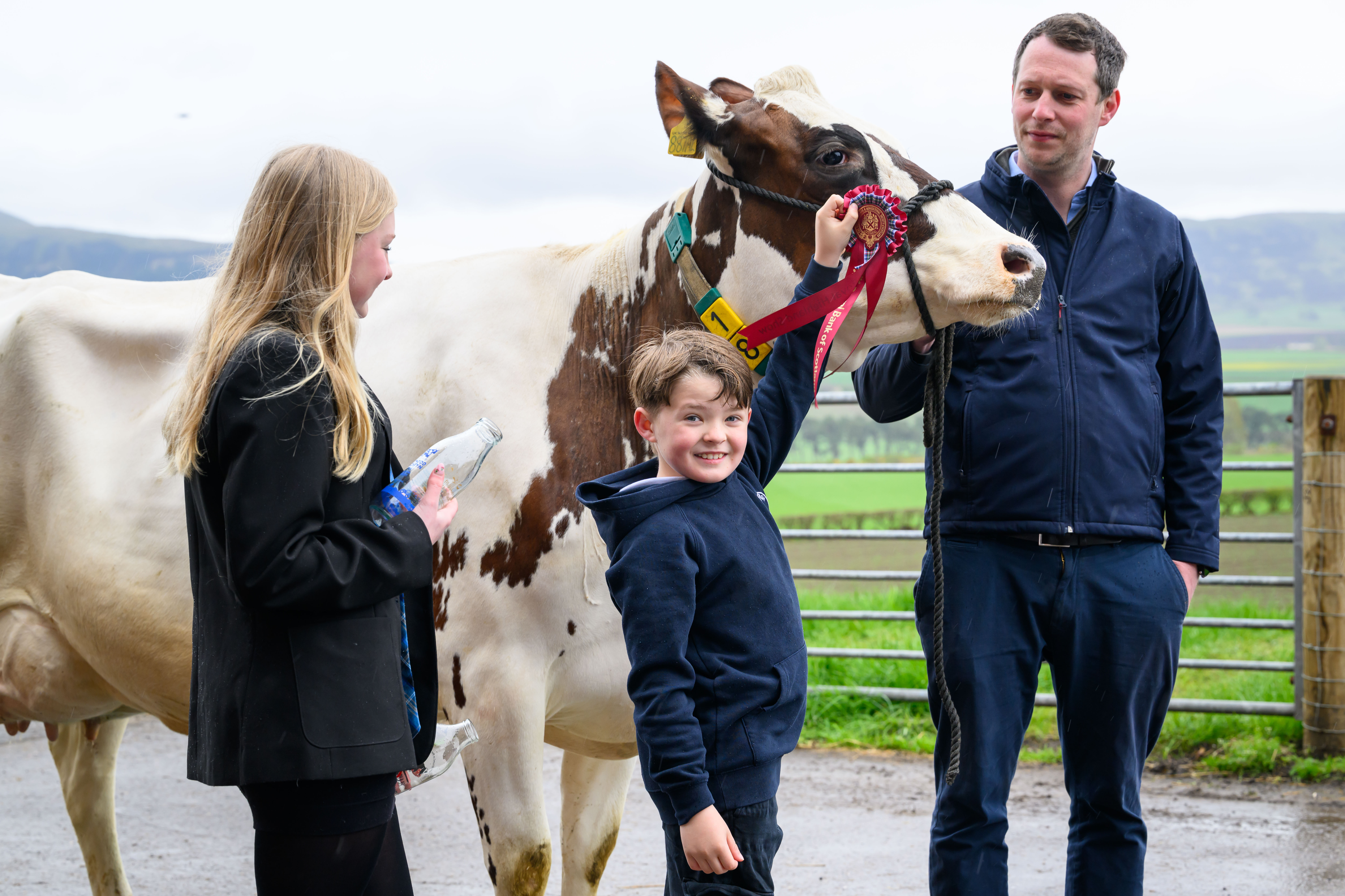 L R Evie Wright, Ellis Anderson And David Tennant, Head Of Show With Cow Aladdin Rae (1)